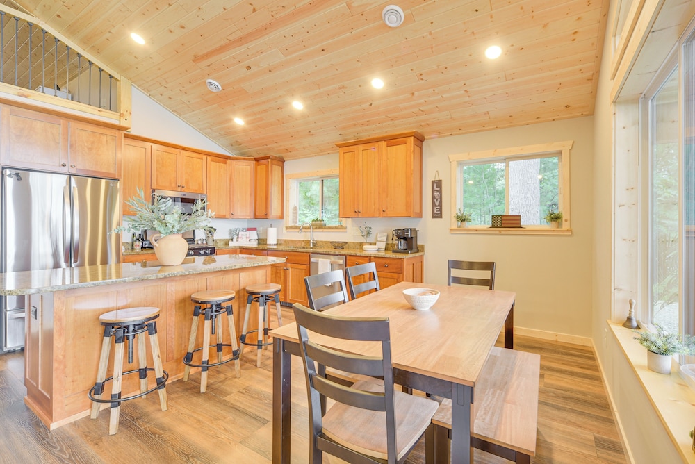 Boat Dock, BBQ & Fireside Fun: Clam Lake Cabin