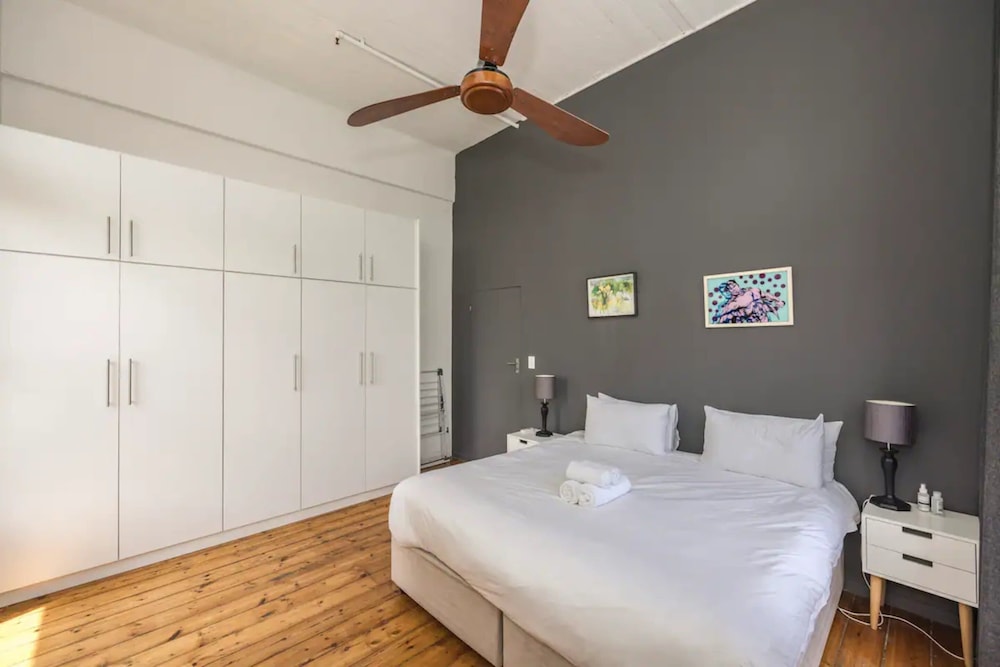 Modern Minimalism 2 Bedroom Apartment Near the Castle of Good Hope view 3