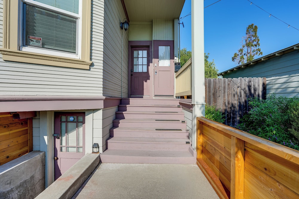 Pet-friendly Condo < 2 Mi to Alameda Beach!