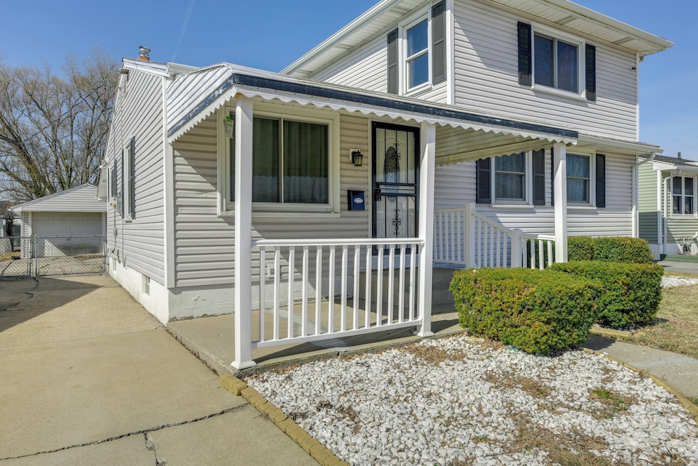 9 Mi to Dtwn Buffalo: Family Escape w/ Fenced Yard