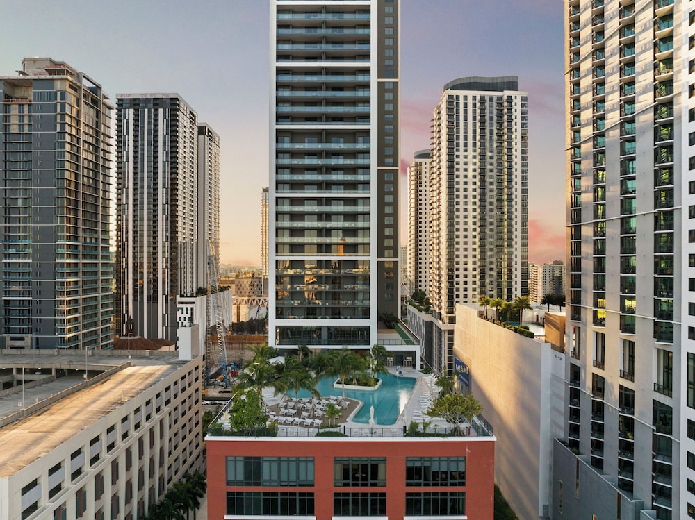 Lux Studio W City Views and Pool