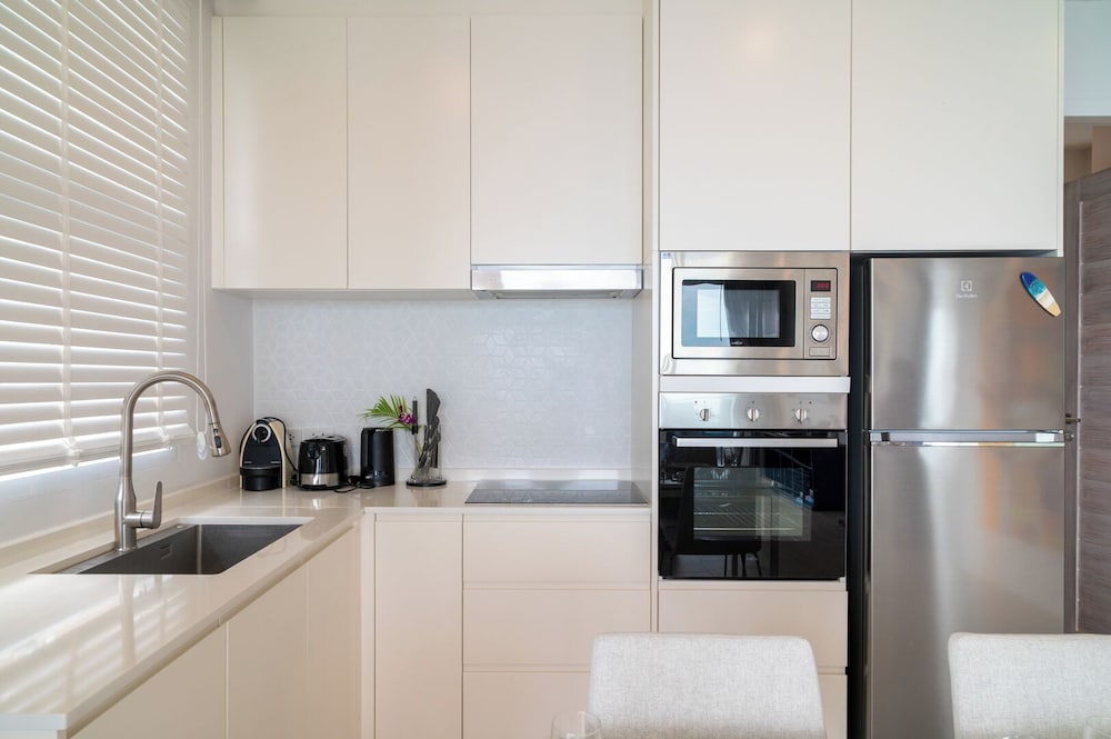 Sea View 2Bed Apt Walk to Beach KBR35