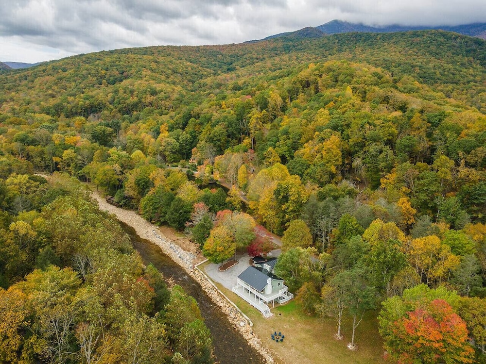 Riverside Bliss Mountain Views Cozy Fires
