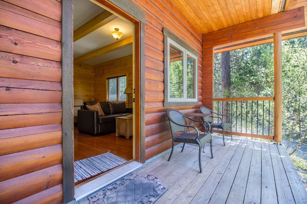 Kootenay Park Lodge