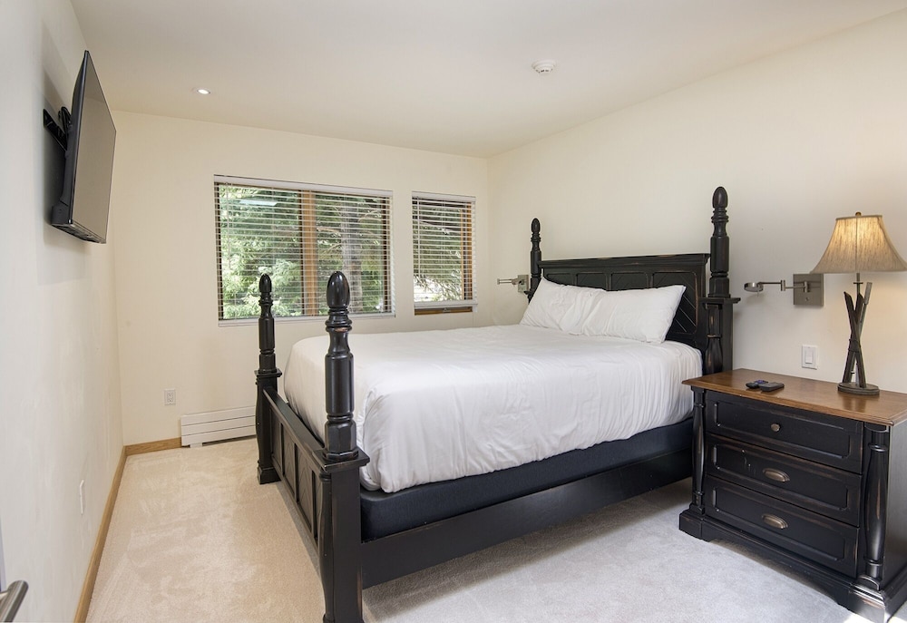 Eiger 9 3 Bedroom Condo by RedAwning view 5