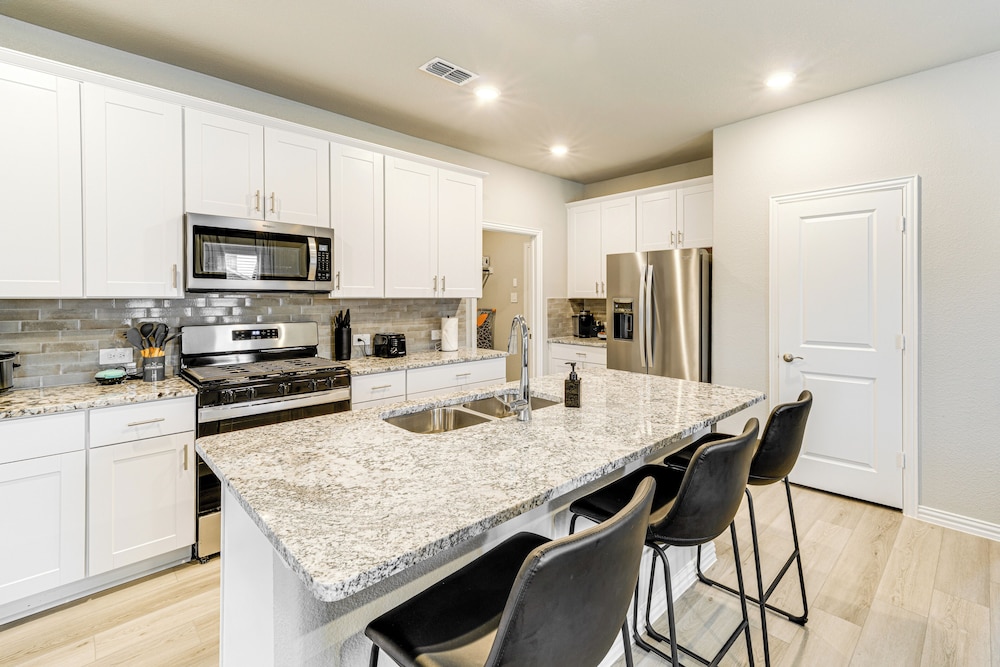 Pool Access: Modern Retreat in Lowry Crossing!
