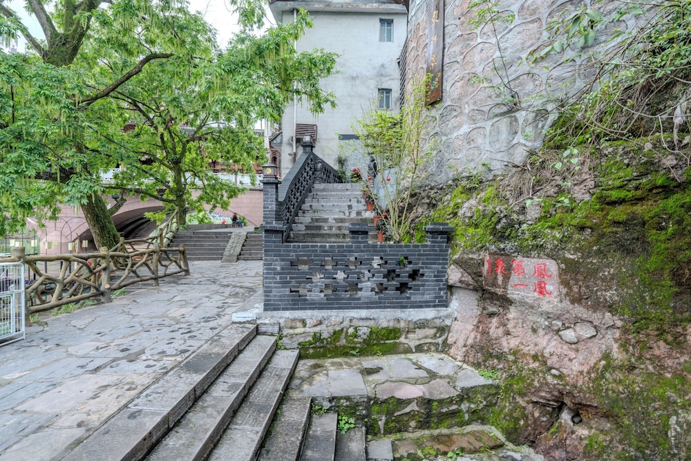 Fenghuang Yiquan River View B&B
