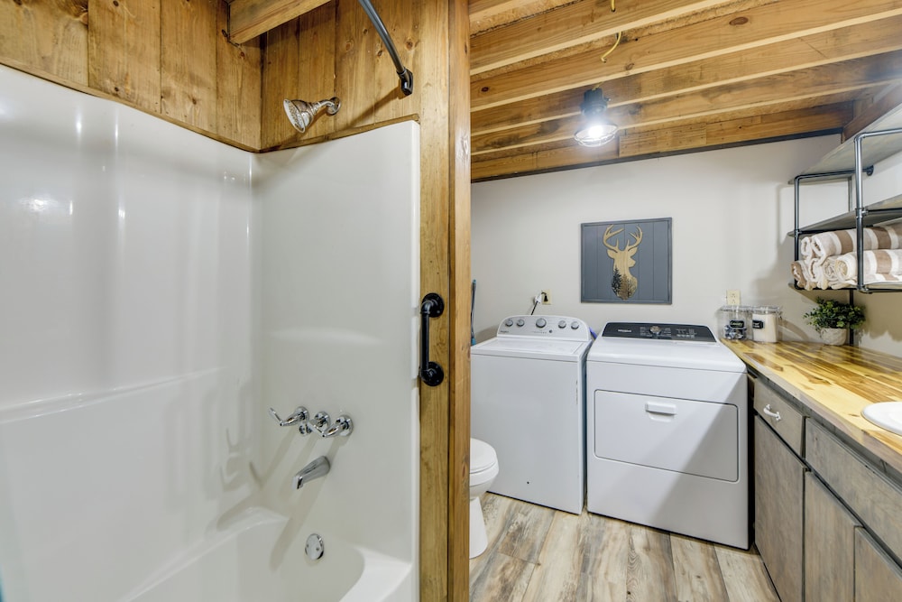 Lake Eufaula Access: Cozy Wood Cabin w/ Yard!