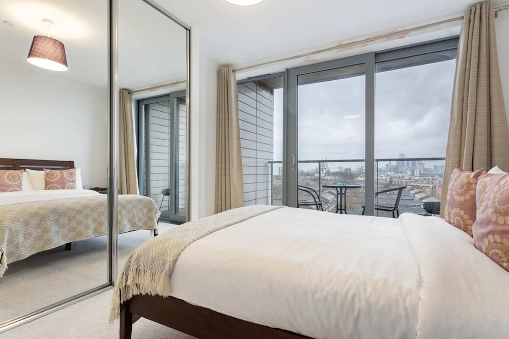 Modern 1 Bedroom Apartment Near Canary Wharf With Balcony
