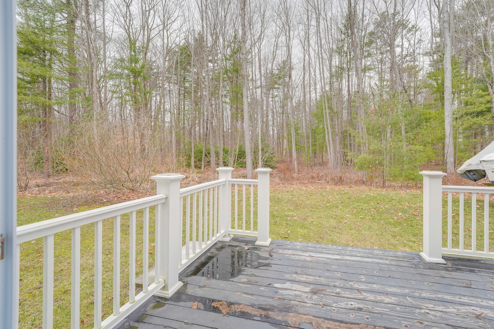 Near Portland trails: Walkable Apartment w/ Deck