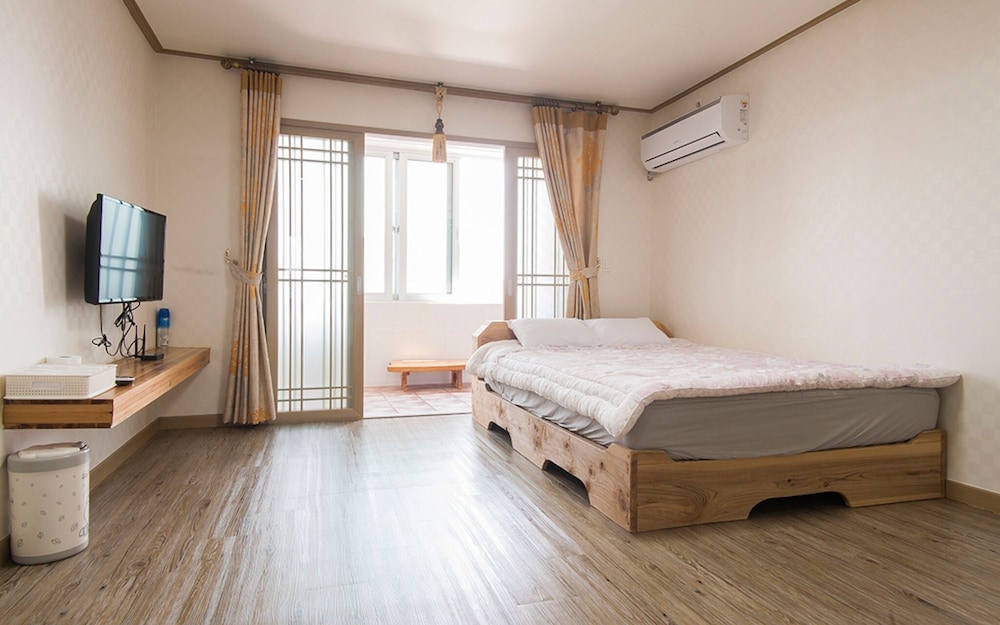 Jeju On the Stone Guest House 2 view 3