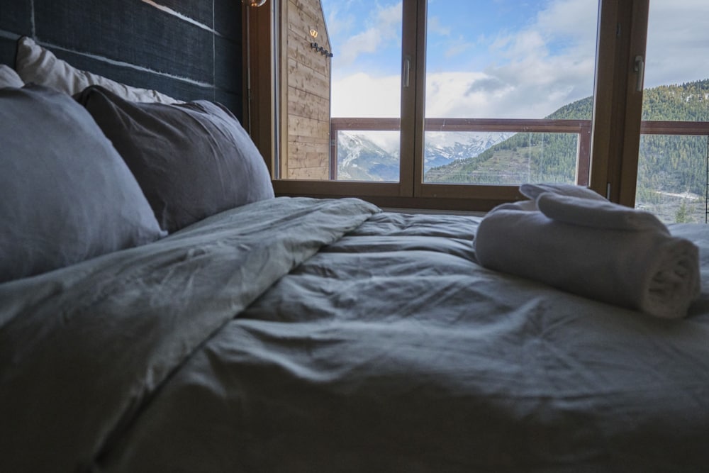 Cosy Apartment in the Centre of Town With Views and Parking