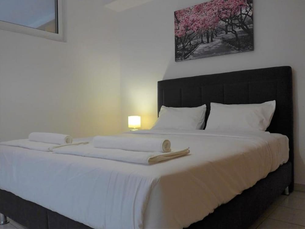 "kalamaki Plaza Apartments 'elia'"