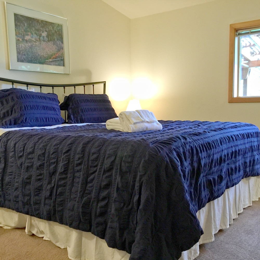 Mt Baker Rim Cabin 70 A pet Friendly Vacation Home With a hot tub and Wifi