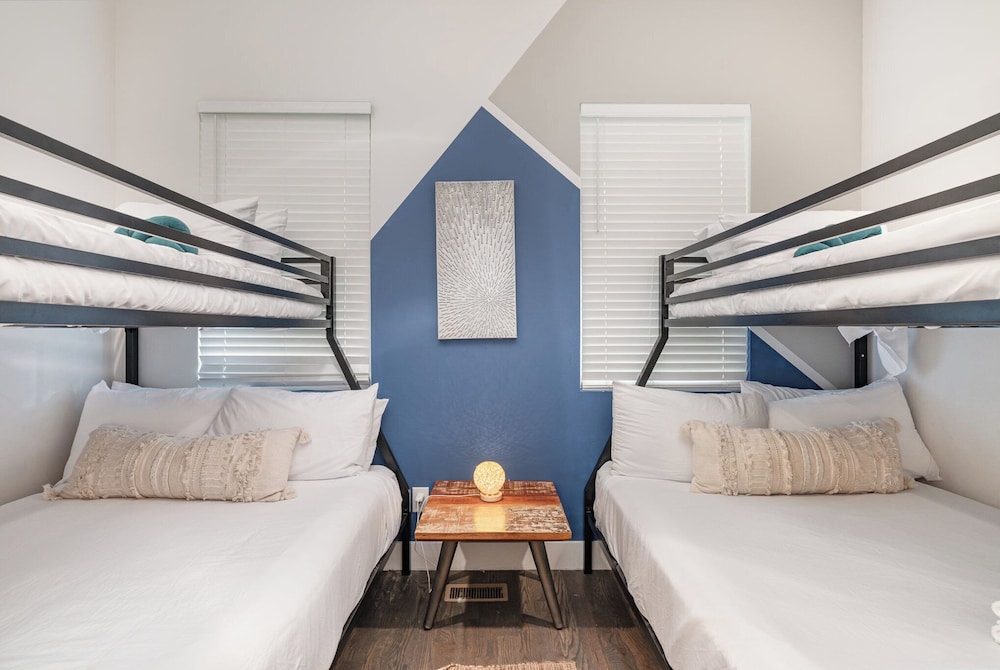 Jade - Private Patio and Balcony - Near Germantown