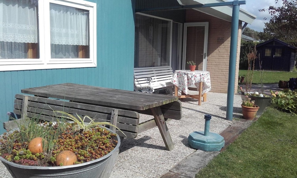 Nice Bungalow With a Sunny Garden