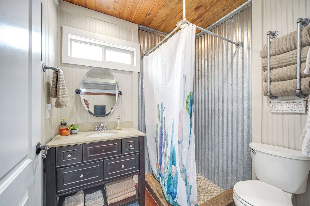 8 Mi to Dtwn Wimberley: Cabin Retreat on 5 Acres!