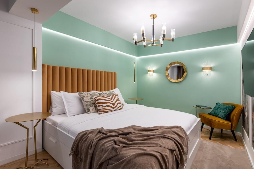 Holt - Incredible 3 Bedroom 2 Bathroom Apartment in the Heart of Bucharest view 5