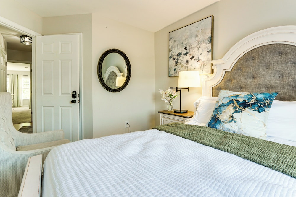 < 2 Mi to Dtwn Hagerstown: Townhome w/ Fireplace