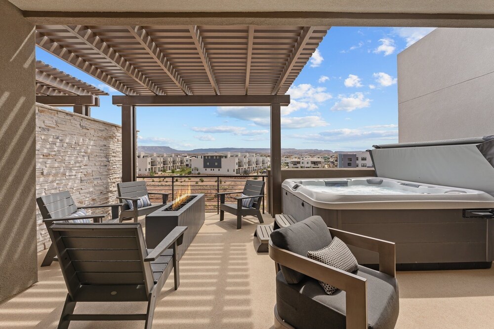 Canyon Country Oasis 6 Bedroom Townhouse