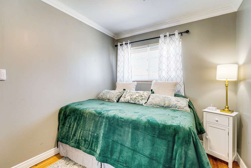< 1 Mi to Dtwn Clawson! Family Retreat w/ Yard