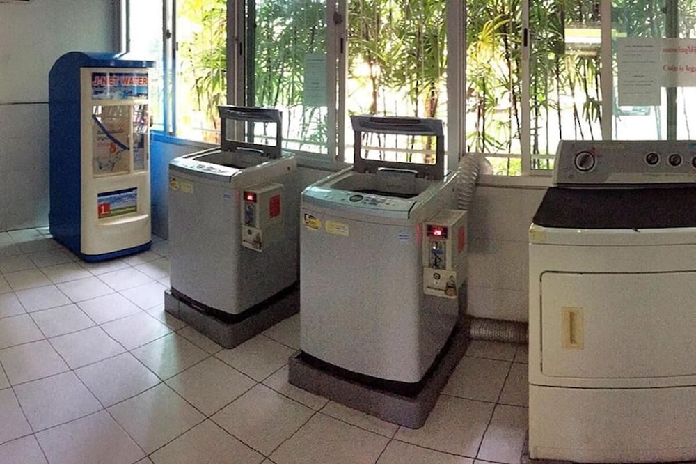 1BR Condo 5 Min to BTS 1000mbps Fiber Wi-fi Great Location