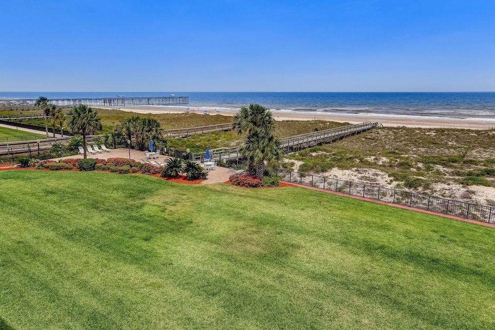 Ocean View Condo, Easy Acces to the Pool and Private Walkway to the Beach by RedAwning