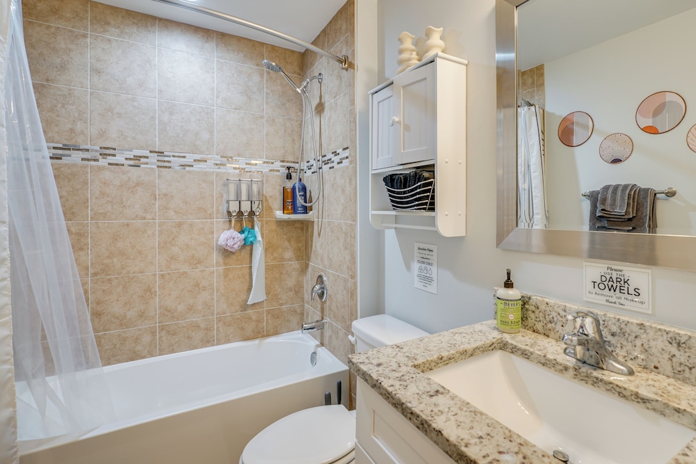 7 Mi to River District: Cape Coral Home w/ Lanai
