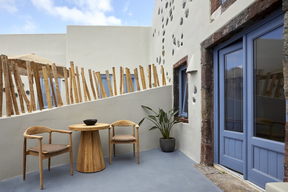 Luna Santorini Suites