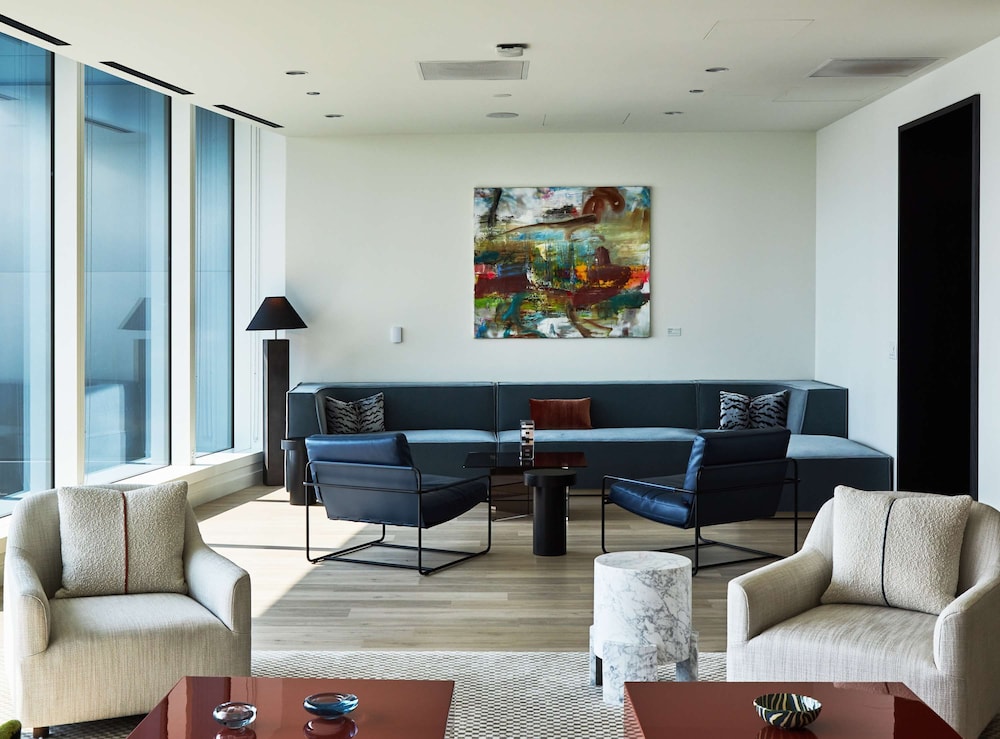 High-rise 65 Fl Apt w Lux Amenities Lake Views