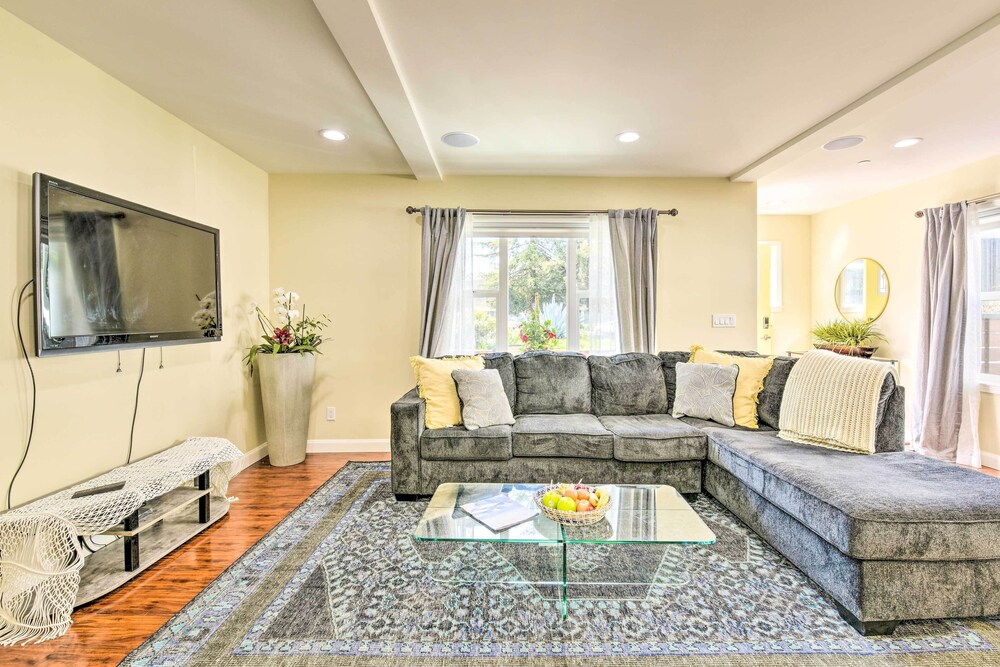 Sunny Oakland Retreat w/ Patio & Cute Garden!