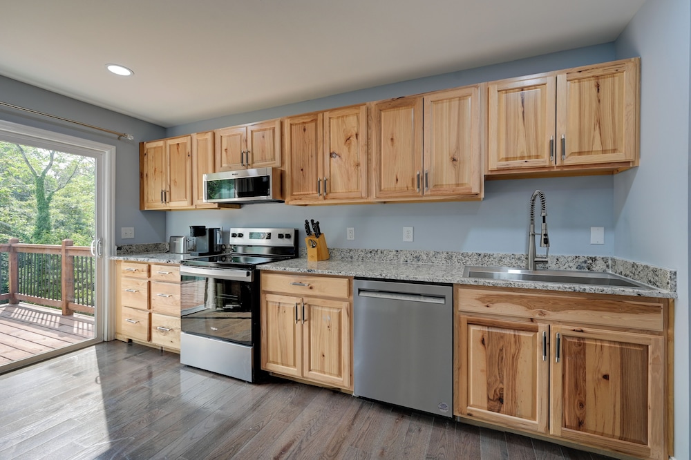 12 Mi to Downtown Winston-salem: Apt w/ Balcony!