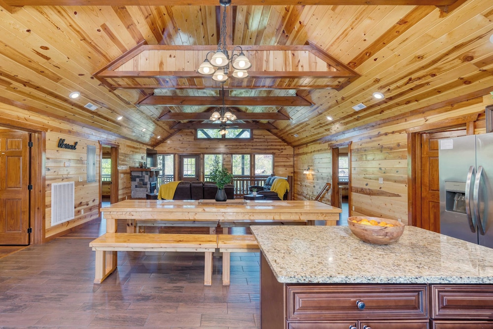 Dolly's Lodge by Avantstay Sleeps 28 - Luxe Smokies Cabin Game Room, Hot Tub, Views, Near Attractions