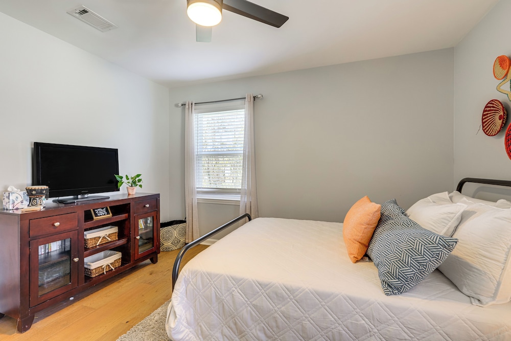 10 Mi to Downtown Macon: Family Home w/ Patio!