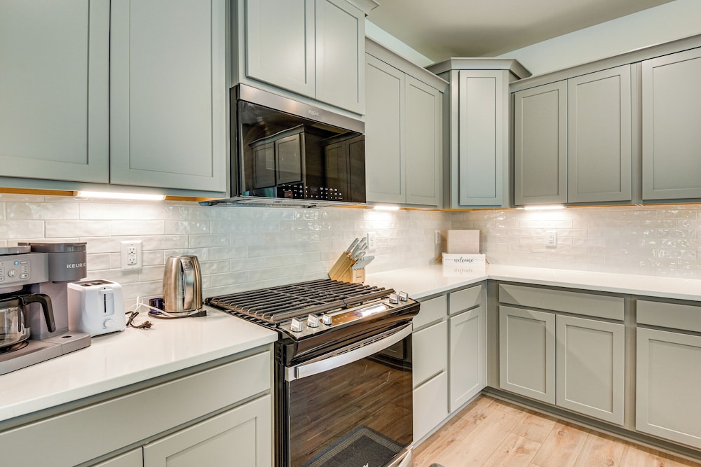 5 Mi to Memorial Stadium & Beach: Modern Townhome