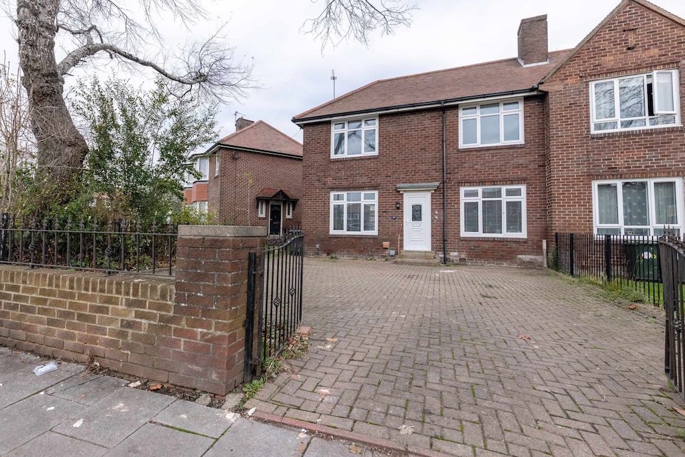 Free Parking - 4 Bedroom House