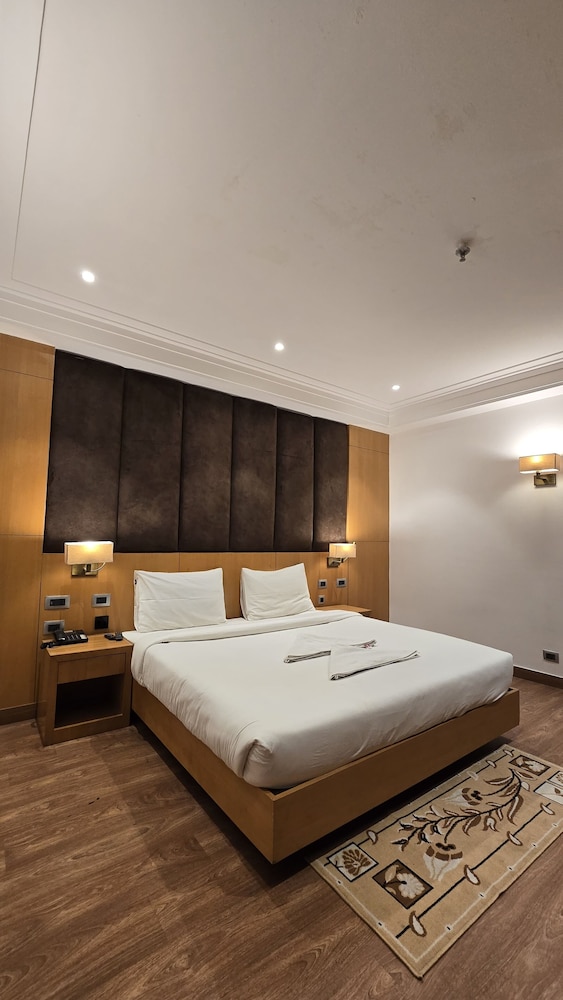 HOTEL SHEMRON