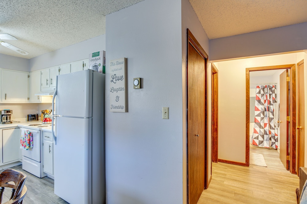Pierre Vacations - Downtown Pierre Apartment  1/2 Mi to River! - Property Image 3