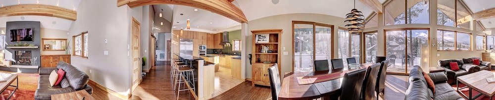 Cloud 4 Bedroom Home by RedAwning