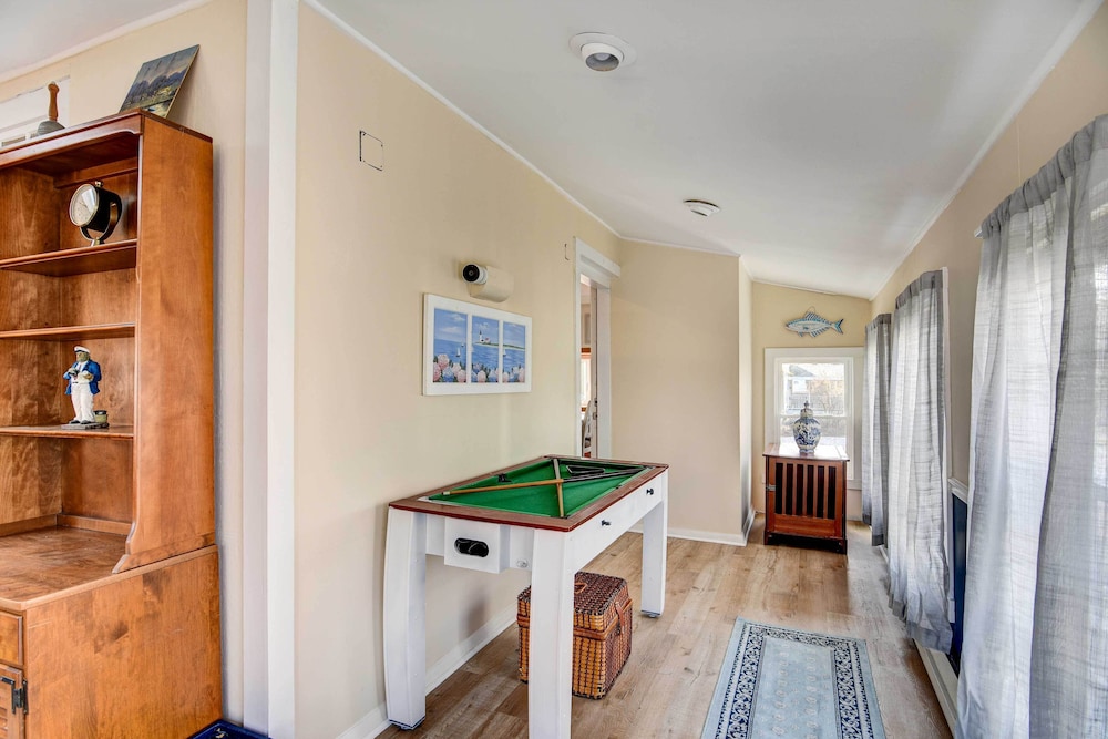 Beautiful Portsmouth Cottage By the Sea w/ Jacuzzi