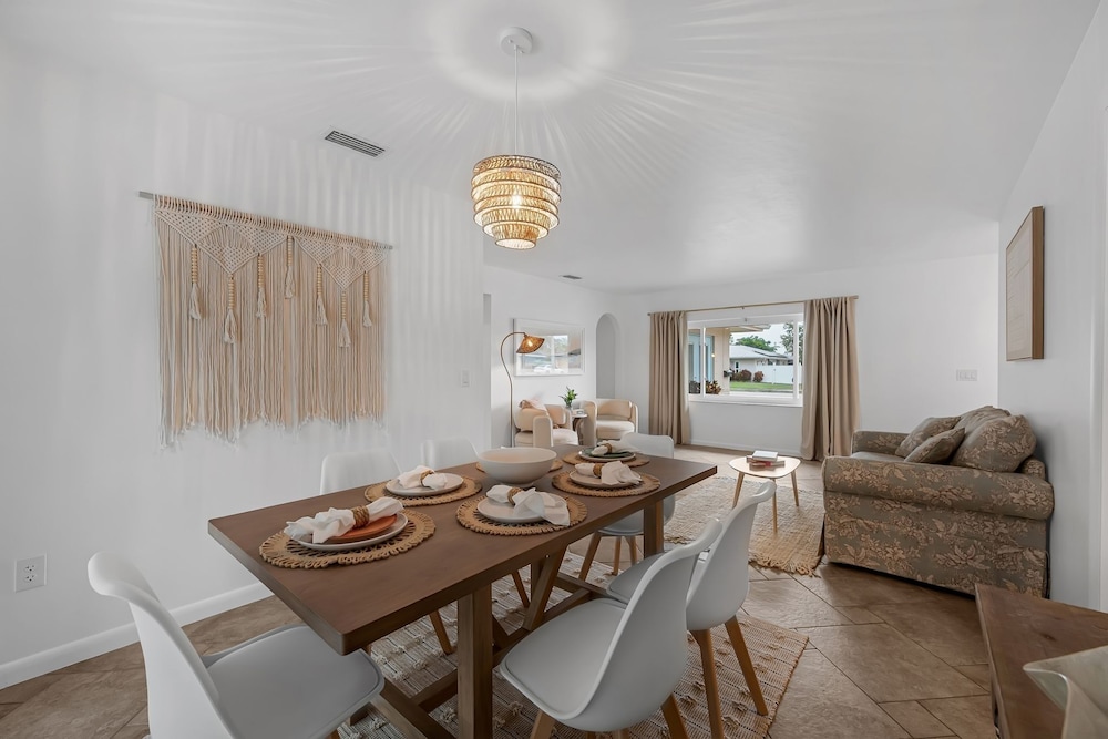 Naples Henrie Hideaway - Private Pool, Pet Friendly 12 Mins From Beach & Downtown 3 Bedroom Home