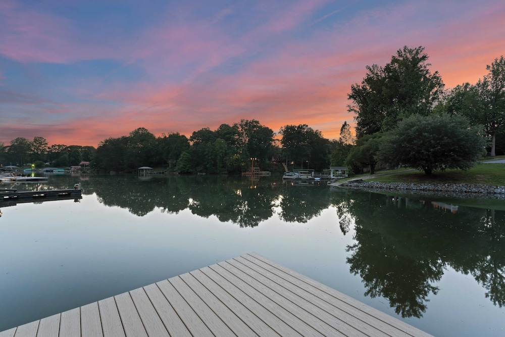 Shady Daze: Waterfront Home w/ Deck, Hot Tub & Lake Views