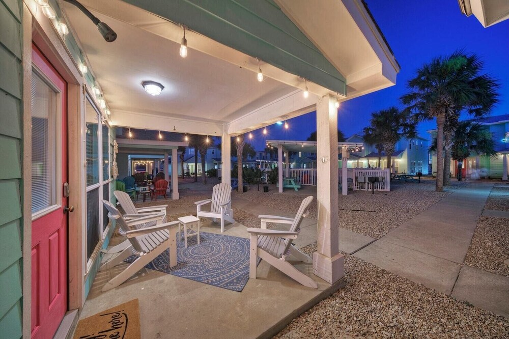 Pool, Patio, Blocks to the Beach Golf Cart Zone Daiquiri Daze by Avantstay view 2