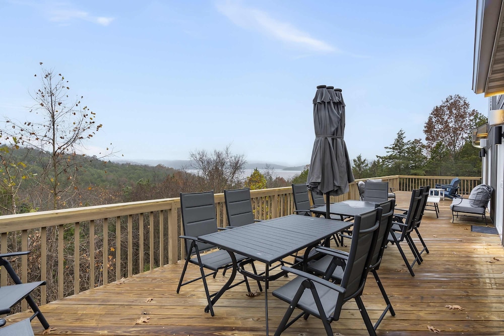 Van Kirk Cove 6 BDR Stunner!