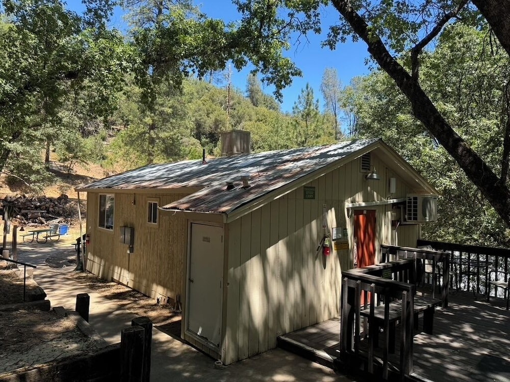 Yosemite Bug Rustic Mountain Resort