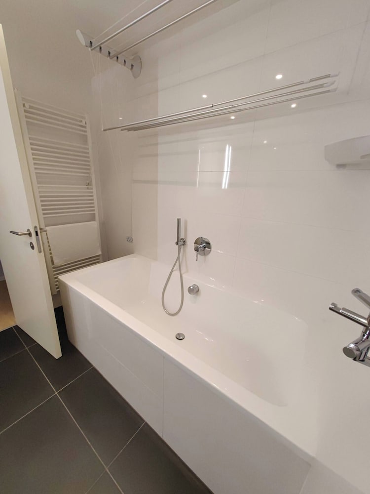 Free Parking Modern Smichov Apt Large Balcony, 10 Minutes Metro to Central