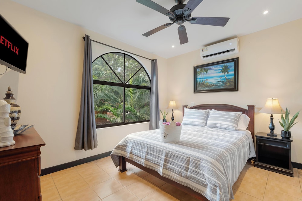 Suite 3 - Jaguar Beach & Pool 2 BR Condo