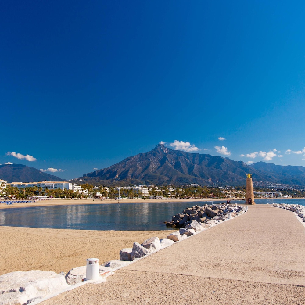 Calahonda Elegance With Pool And Sea View