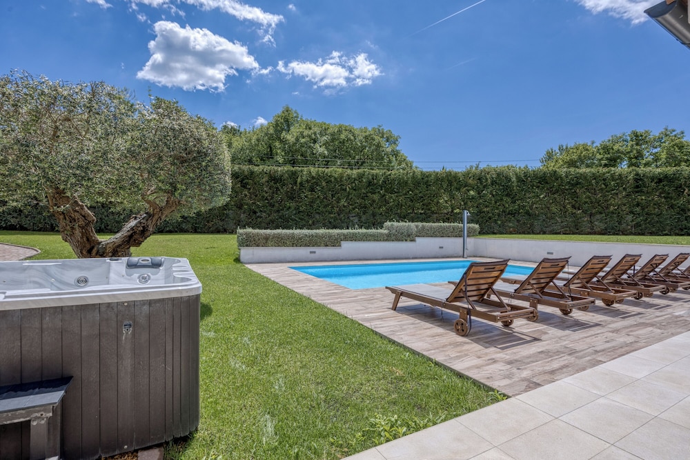 Villa Milo - Mali Vareski With Pool