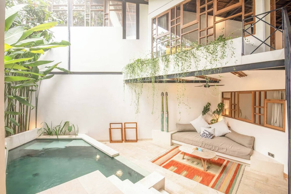 Modern 2-br Art Deco Villa, 800m From the Beach
